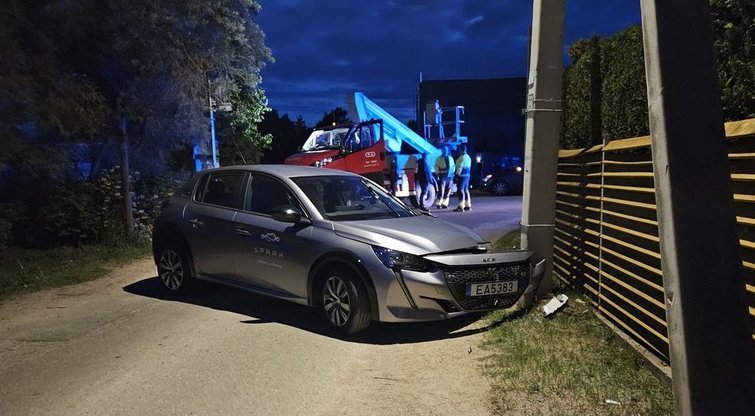 Vilniuje 15-metis išsinuomotu automobiliu atsitrenkė į stulpą