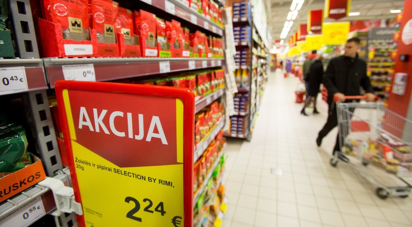 Lietuvos prekybininkai sako sumažinę kainas, bet gyventojai to nejaučia: „Viskas labai brangu“