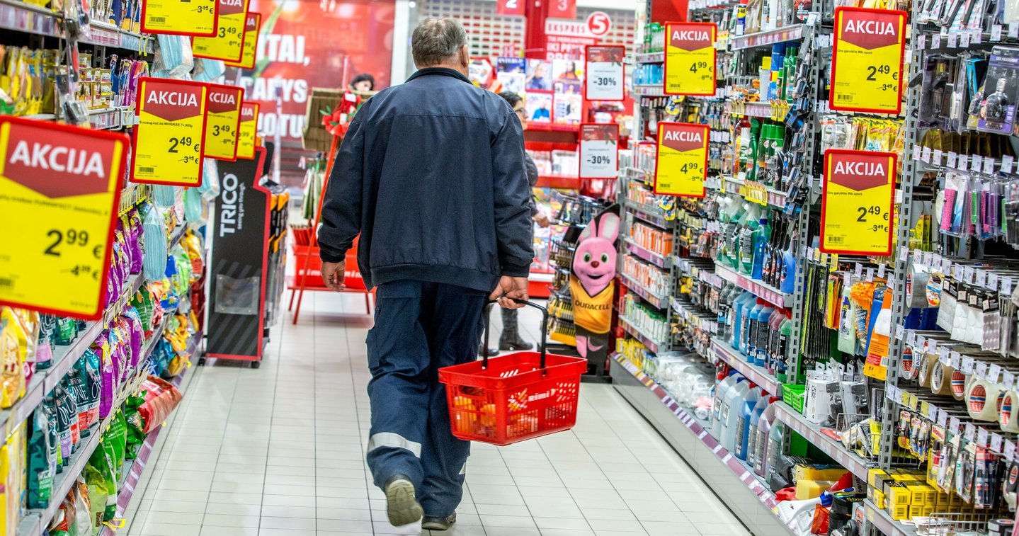 Skelbiama, kad Lietuvoje prekės ima pigti: gyventojai to dar nepastebėjo